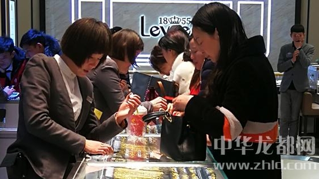 臨近春節(jié)，周口消費市場紅似火