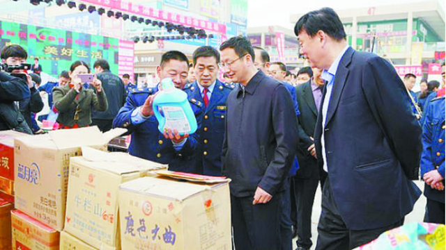 項(xiàng)城市消協(xié)、市工商局舉行國(guó)際消費(fèi)者權(quán)益日宣傳活動(dòng)