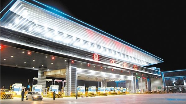 周口北收費(fèi)站流光溢彩，一派迎接省十三運(yùn)會(huì)的喜慶氛圍