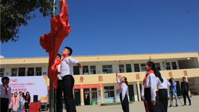 周口留守兒童的國(guó)慶節(jié)：敬隊(duì)禮、升國(guó)旗