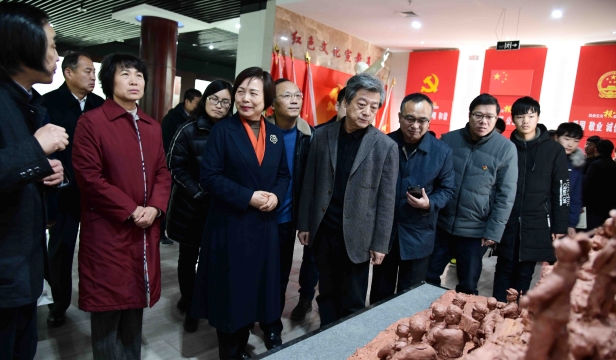 張振?！胺榛鹉甏扁x瓷泥塑藝術(shù)展在周口市文化中心展出