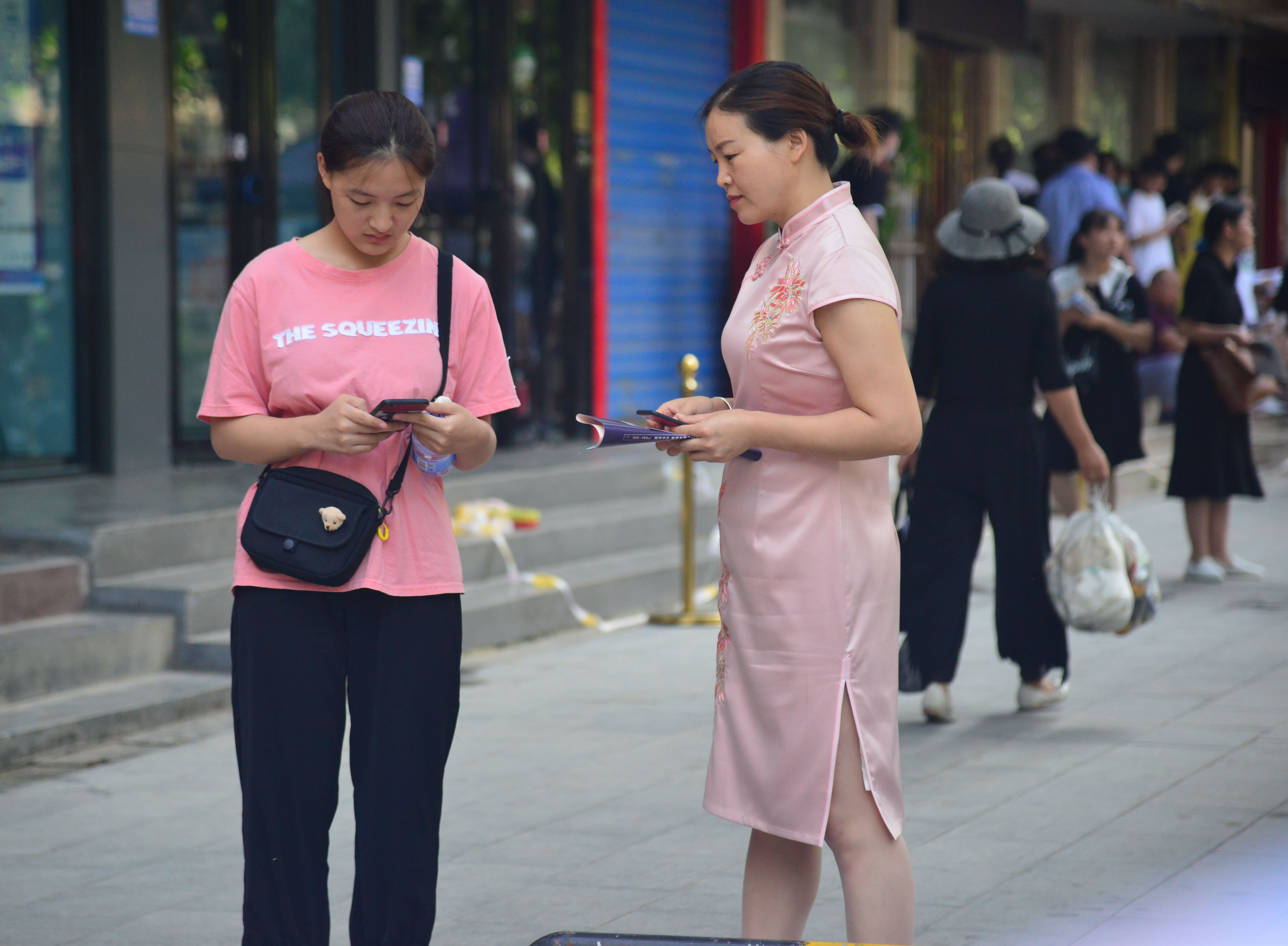 旗開得勝！高考考場外的旗袍媽媽們