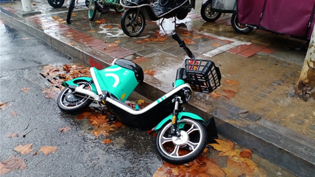 請(qǐng)把車子放好吧！