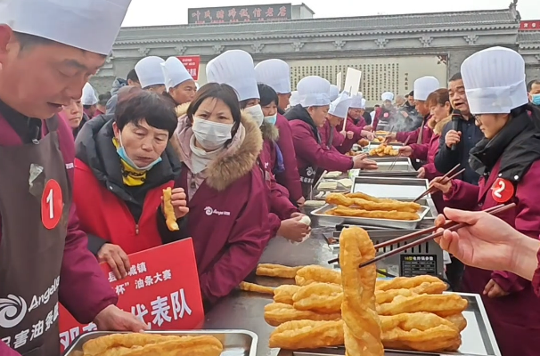 一口酥脆年味濃！鄧城油條大賽燃動新春
